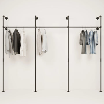 Kleiderschranksystem in schwarz aus Rohren